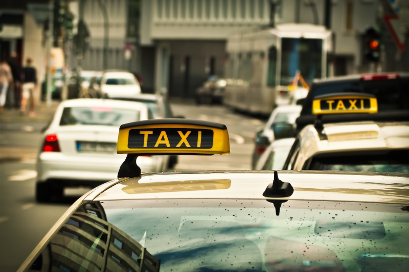 taxis-LA SEYNE SUR MER-min_road-traffic-car-glass-driving-city-583084-pxhere.com