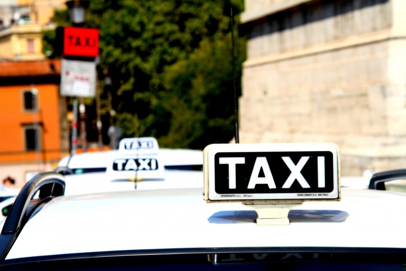 taxis-LA SEYNE SUR MER-min_taxi_auto_rome_road_white-1051610